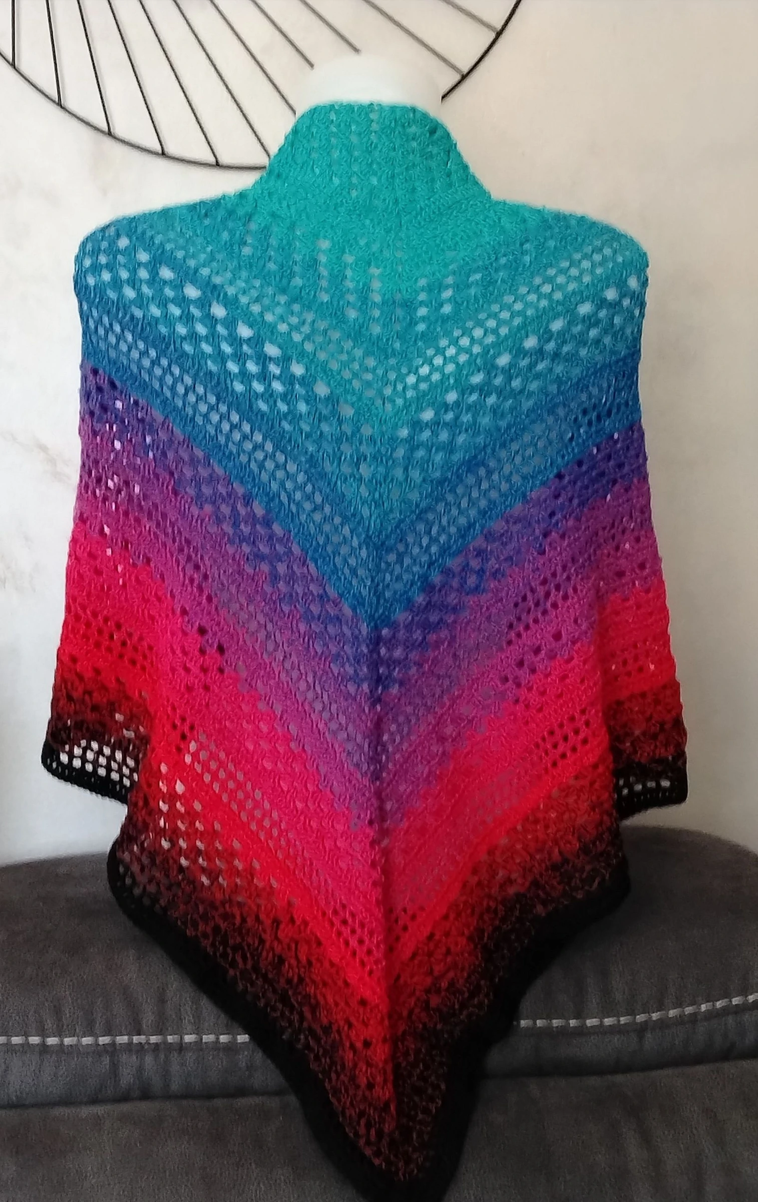 Grand Châle au Crochet Fait Main - Magnifique Dégradé Turquoise, Violet, Rouge & Noir